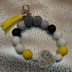 Homemade wristlet daisy 🌼 flowers